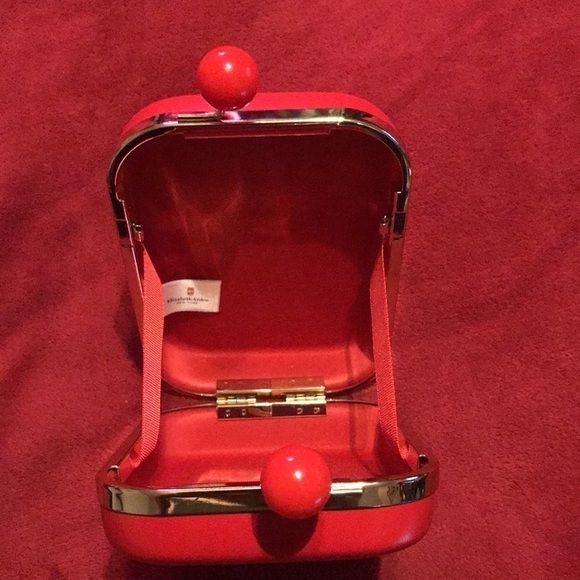 Elizabeth Arden Clutch with chain! 4 1/2 across and 5 1/2 top to bottom - Picture 5 of 7